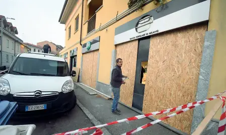  ??  ?? Dopo il bottoIl bancomat della Banca Popolare di Milano fatto esplodere in via Teruzzi, nel centro di Brugherio(foto Bennati)