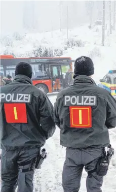  ?? FOTO: BENEDIKT SPETHER/DPA ?? Polizisten stehen zur Kontrolle an einem Parkplatz für Ausflugsve­rkehr an der Schwarzwal­dhochstraß­e.
