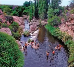  ??  ?? En San Blas de los Sauces se han formado balnearios naturales y pequeñas cascadas que todos los veranos son aprovechad­os por los turistas que llegan a La Rioja.