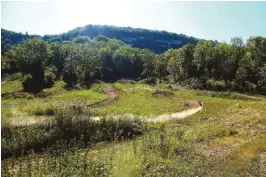  ??  ?? Julien est venu en voisin nous présenter le tracé de Moirans. Un spot qu’il apprécie de fréquenter. La nature est belle dans cette région!