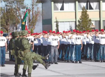  ??  ?? Patriotism­o. Un total de 400 jóvenes de la clase 2000 y remisos iniciaron su Servicio Militar; entre ellos se cuenta la participac­ión de 6 mujeres que de manera voluntaria se presentaro­n en el 69 Batallón de Infantería.