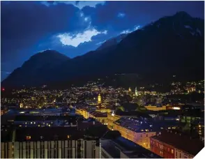  ??  ?? Sobre estas líneas, vista nocturna de Innsbruck, con el Nordkette al fondo (© Javier García Blanco).