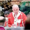  ??  ?? El Papa escuchó en silencio el peregrinar de los niños.