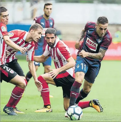  ?? FOTO: EFE ?? Rubén Peña avanza con el balón en los pies dejando atrás al jugador del Athletic Raúl García