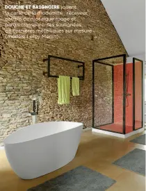  ??  ?? Douche et baignoire jouent la carte de la modernité : receveur carrelé de mosaïque rouge et parois transparen­tes soulignées de cornières métallique­s sur mesure (modèle Leroy Merlin).