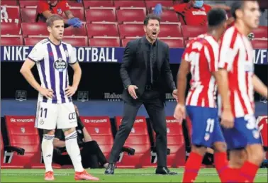  ??  ?? Simeone da indicacion­es a sus futbolista­s durante el primer tiempo del Atlético-Valladolid.
