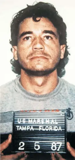  ?? BETTMANN ?? Carlos Lehder Rivas, en una imagen tomada en la oficina del sheriff de Tampa (Florida) en 1987.