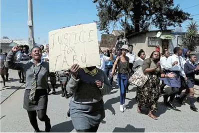  ?? / THULANI MBELE ?? Pupils from East Bank High School in Alexandra march to the Alexandra police station in protest over the killing of matriculan­t Jabulile Nkosi.