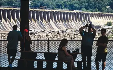  ??  ?? Birdwatche­rs near the Conowingo Dam, on the Susquehann­a River. — Washington Post photo by Bill O’Leary