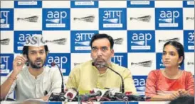  ?? ANUSHREE FADNAVIS/HT ?? AAP leader Gopal Rai (Centre), AAP student wing (Delhi unit) president Sumit Yadav (left) and AISA president Kawalpreet Kaur (right) at a press meet at the AAP office on Wednesday.