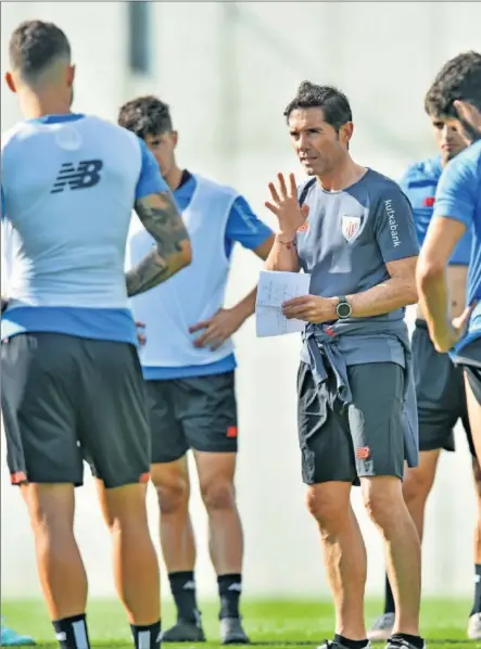  ??  ?? Marcelino se dirige a Dani García en una sesión de la presente temporada en el Athletic.