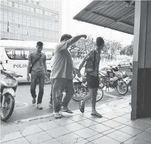  ??  ?? DITANGKAP: Suspek yang ditahan atas kes dadah dibawa ke Balai Polis Pusat Miri untuk siasatan lanjut.