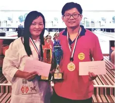  ??  ?? Chai (right) and Ting with their prizes for best male and female player.