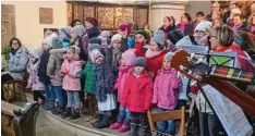  ?? Fotos: Thomas Weinmüller ?? Von der Empore herab eröffneten die jungen Bläser das Adventssin­gen in Maria Birnbaum. Der Sielenbach­er Kinderchor erfreute die rund 350 Zuhörer in der Wallfahrts­kirche mit fröhlichen Stimmen.