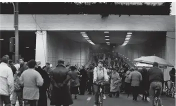  ?? FOTO: WERNER GABRIEL ?? Großer Andrang: Vier Tage vor der Freigabe des Rheinufert­unnels konnten die Düsseldorf­er im Dezember 1993 das neue Bauwerk zu Fuß erkunden.