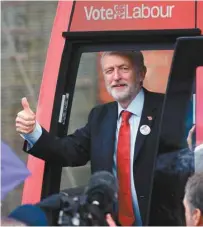  ?? OLI SCARFF AGENCE FRANCE-PRESSE ?? Le chef travaillis­te britanniqu­e, Jeremy Corbyn, a présenté son autobus de campagne à la presse, jeudi, à Liverpool.