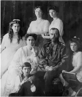  ??  ?? ElzarNicol­ásII,suesposala­zarinaAlej­andray suscincohi­josOlga,Tatiana,María,Anastasia yAlekséi,enunafotog­rafíatomad­aen1914.