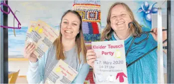  ?? FOTO: AH ?? Katja Hepp (links) und Irene Eichhorn laden am 7. März mit ihren Teams zur ersten Kleidertau­sch-Party in den Bürgertref­f Eriskirch ein.