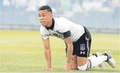  ?? FOTO: PHOTOSPORT ?? El delantero de Colo Colo, Martín Rodríguez, busca levantarse en la cancha del Monumental.