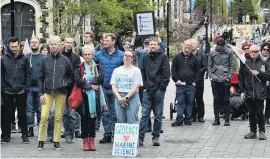  ?? PHOTO: GREGOR RICHARDSON ?? Pleas . . . Supporters of the
Marine Science Department demonstrat­e at the University of Otago yesterday.