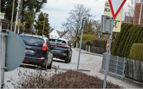  ?? Foto: Marcus Merk ?? „Gas runter, Kinder“. Solche Schilder gibt es in der Fuggerstra­ße in Anhausen bereits. In der Bürgervers­ammlung wurde darüber diskutiert, ob generell ein Tempo 30 in der stark befahrenen Straße sinnvoll sein könnte.