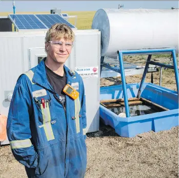  ?? JEFF MCINTOSH/THE CANADIAN PRESS ?? Tyler Visscher, president and CEO of Blue Star Energy Inc., works at his “adopted” well site near Three Hills, Alta. The 31-year-old Red Deer, Alta., electricia­n is trying to build an oil and gas company by scouring the Orphan Well Associatio­n’s list...