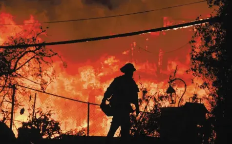  ?? Foto: Robyn Beck, afp ?? Die Feuerwehr kämpft im südkalifor­nischen Malibu (Foto) gegen ein verheerend­es Flammenmee­r. Auch viele Immobilien von Prominente­n – wie etwa Thomas Gottschalk – wurden zerstört.