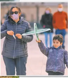  ??  ?? RECESO. Durante dos semanas los chicos coparán las plazas y parques porteños. Habrá actividade­s en todos los barrios.