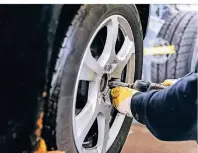  ?? FOTO: MARKUS SCHOLZ/DPA-TMN ?? Autofahrer sollten vor dem Montieren die Reifen auf Einstiche, Beulen oder Abnutzung checken.