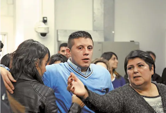  ?? DIEGO DIAZ ?? Satisfacci­ón. Brian Núñez junto a su mamá (der.), el 16 de junio, tras escuchar las condenas contras los guardias en San Martín.