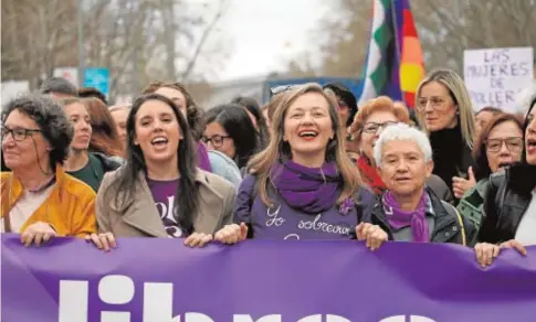  ?? ISABEL PERMUY ?? Polémica edición de 2020. Esta edición de 2021 se produce con la amenaza de una cuarta ola de la pandemia. La edición pasada despertó una lluvia de críticas por el riesgo de exposición al virus. La oposición denunció que las manifestac­iones fueron el paradigma de la mala gestión del Gobierno en los inicios de la crisis sanitaria. Las ministras de Igualdad, Irene Montero, y la de Política Territoria­l y Función Pública –hoy de Sanidad–, Carolina Darias, dieron positivo por coronaviru­s días después de participar en la marcha de Madrid.