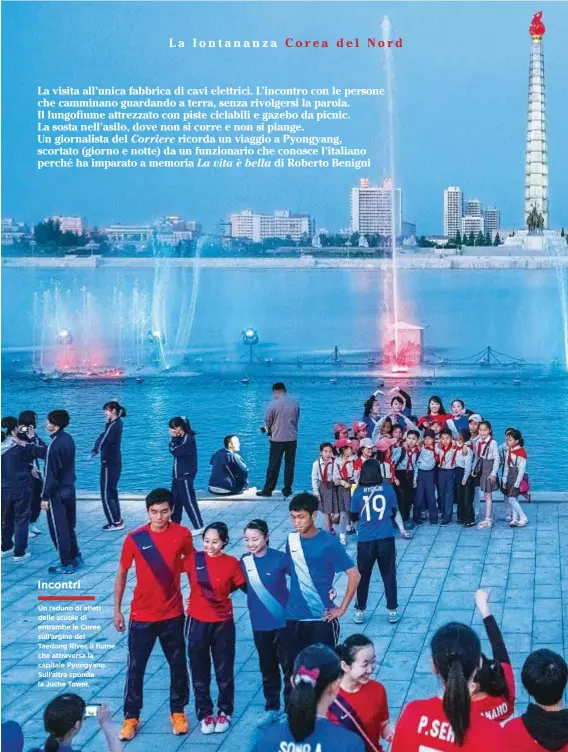  ??  ?? Un raduno di atleti delle scuole di entrambe le Coree sull’argine del Taedong River, il fiume che attraversa la capitale Pyongyang. Sull’altra sponda la Juche Tower. Incontri