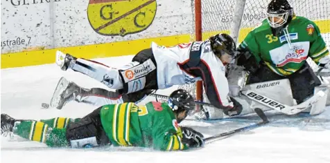  ?? Foto: Horst Plate ?? Hart umkämpft war die Partie des EHC Königsbrun­n (in Weiß) beim EV Moosburg. Durch den Sieg bleiben die Brunnenstä­dter auf Platz zwei der Tabelle und damit im Rennen um den Aufstieg in die Bayernliga.