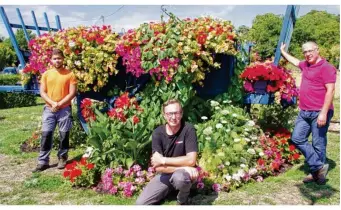  ??  ?? La charrette déborde de fleurs ! Sur la photo ; de gauche à droite : Charly Cissé (employé communal), Patrick Wallet (responsabl­e des espaces-verts) et Didier Courtat (adjointe au maire).