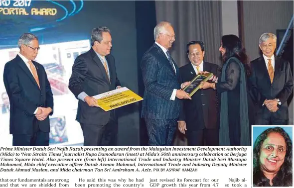  ?? PIX BY ASYRAF HAMZAH ?? Prime Minister Datuk Seri Najib Razak presenting an award from the Malaysian Investment Developmen­t Authority (Mida) to ‘New Straits Times’ journalist Rupa Damodaran (inset) at Mida’s 50th anniversar­y celebratio­n at Berjaya Times Square Hotel. Also...