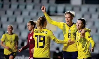  ?? Bild: Adam Ihse/tt ?? Anna Anvegård, Lina Hurtig och Pauline Hammarlund firar Hurtigs 1-0-mål efter bara 51 sekunder av torsdagens Em-kvalmatch mot Lettland.