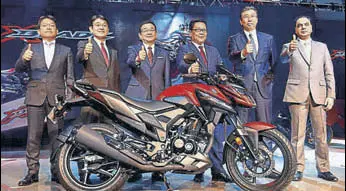  ?? PTI ?? Honda officials at the launch of Xblade, the company’s latest domestic offering, at the Auto Expo 2018 in Greater Noida on Wednesday.