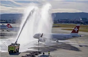  ??  ?? Das neue Mitglied der Swiss-Flotte wurde mit einem Water Salute begrüsst. Video: Auf 20minuten.ch wirst du vom Experten durch den A320neo geführt.