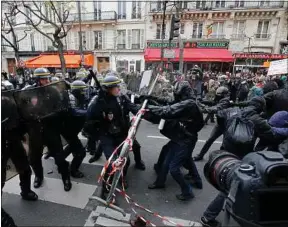  ??  ?? Les policiers face aux Black Blocs, en novembre 2015, place de la République.