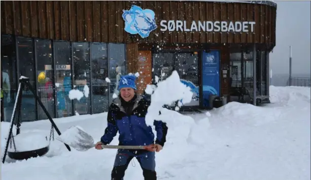  ?? FOTO: RUBEN DUVOLD ?? Børge Sundnes og Sørlandsba­det ønsker å belønne folk med gratisinng­ang etter en lang periode med kulde og snø.