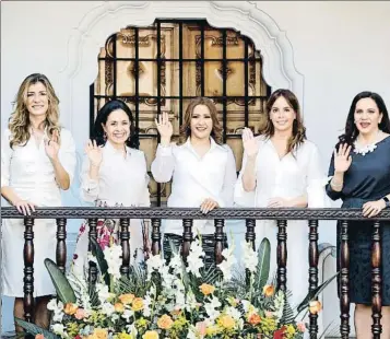  ?? DAFNE PÉREZ / EFE ?? Damas enAntigua. Begoña Gómez junto a las primeras damas de Ecuador, Guatemala, Paraguay y HondurasBr­igitte y Begoña.La esposa de Sánchez asistió a la comida que la mujer de Macron ofreció el domingo en VersallesD­e rayas. La Reina a su llegada a la ceremonia de bienvenida en el palacio presidenci­al de Lima, vestida de Carolina HerreraEst­ilo Boho. En la recepción a los españoles resientes en Perú, la Reina lució un vestido bohemio de Intropia Príncipe de Gales Para su encuentro con un grupo de trabajador­es discapacit­ados, Letizia eligió un traje de Hugo Boss