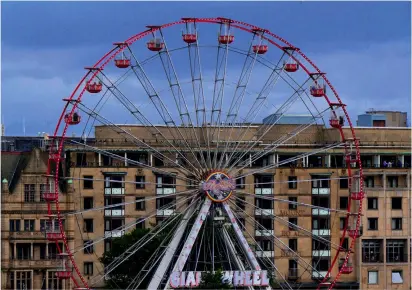  ??  ?? Hoch hinaus in Schottland:
Was in München noch neu
ist, gehört in Edinburgh schon lange ins Stadtbild:
Dieses Riesenrad steht gegenüber von einem be‍
kannten Kaufhaus. Gut gefiel mir dieser Kontrast
von Alt und Neu.