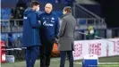  ??  ?? Huntelaar (l.) vor dem Anpfiff mit Schalke-Trainer Christian Gross und Kölns Sportdirek­tor Horst Heldt (r.)