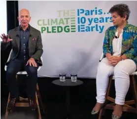  ?? AFP ?? El director de Amazon, Jeff Bezos, realizó el anuncio junto a la tica Christiana Figueres, figura clave en el Acuerdo de París.