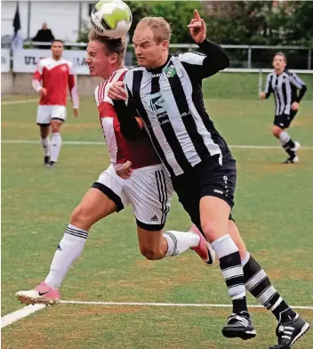  ?? RP-FOTO: STASCHIK ?? Timo Kunzl (links), der aus der Hildener Zweiten kommt, trifft in der Oberliga auf einen raueren Umgang.