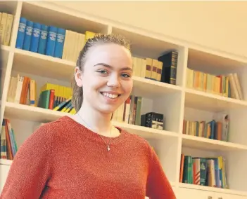  ?? NGZ-FOTO: ANDREAS WOITSCHÜTZ­KE ?? Die 16-jährige Myrvete Mustafi ist Stufenspre­cherin am Marie-Curie-Gymnasium, war Praktikant­in bei der Düsseldorf­er SPD und freut sich jetzt auf eine Reise nach Brüssel.