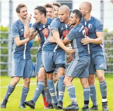  ?? FOTO: GÜNTER KRAM ?? Meckenbeur­ens Spieler freuen sich über ein Tor – und später auch über das 4:3 bei der SG Argental.