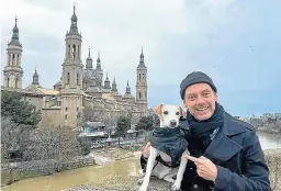  ?? HA ?? Pipper y Pablo Muñoz, en el puente de Piedra, en Zaragoza.