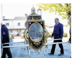  ?? ?? En fin de procession, le reliquaire est exposé dans l’église jusqu’au concert.