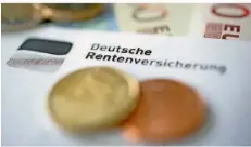  ?? FOTO: MARIJAN MURAT/DPA ?? Deutschlan­ds Arbeitgebe­r haben das geplante Rentenpake­t der Regierung als unbezahlba­r kritisiert.